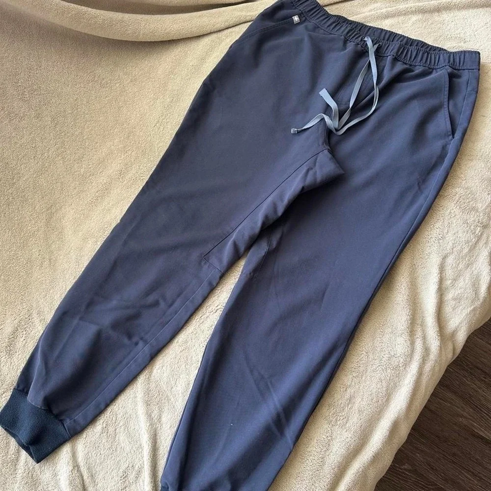 Men's FIGS Tansen Slim Short Jogger Scrub Pants in Quiet Navy, size L
